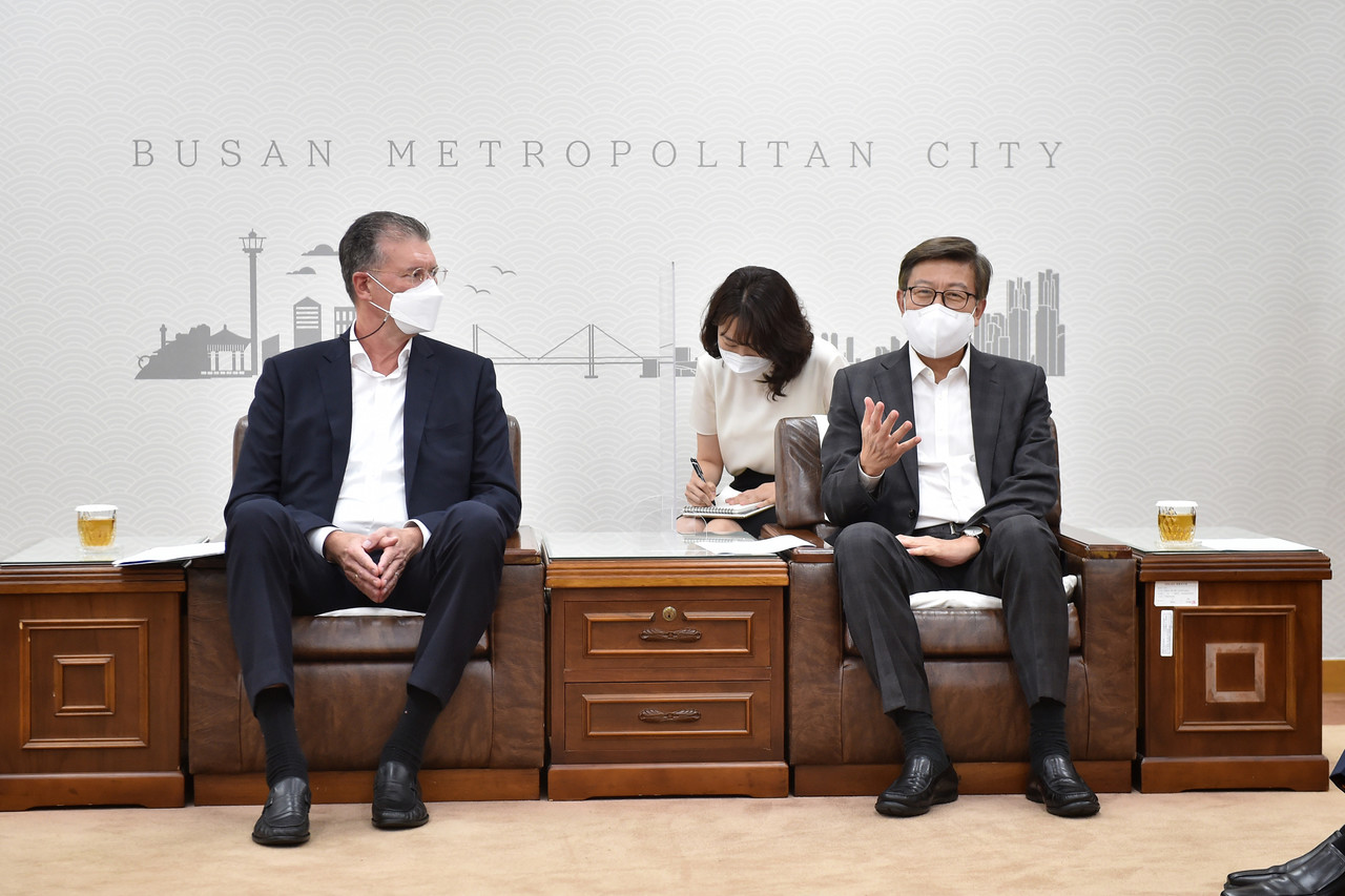 주한유럽상공회의소 회장단 부산시 예방(왼쪽부터 디어크 루카트 주한유럽상공회의소 회장, 박형준 부산시장) <사진제공=부산시>