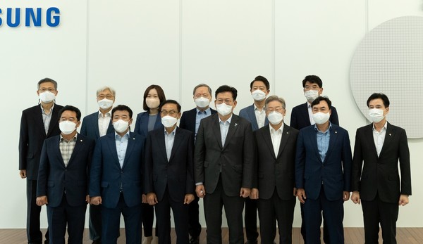 삼성전자 화성캠퍼스 단체 방문사진 <사진제공=경기도>