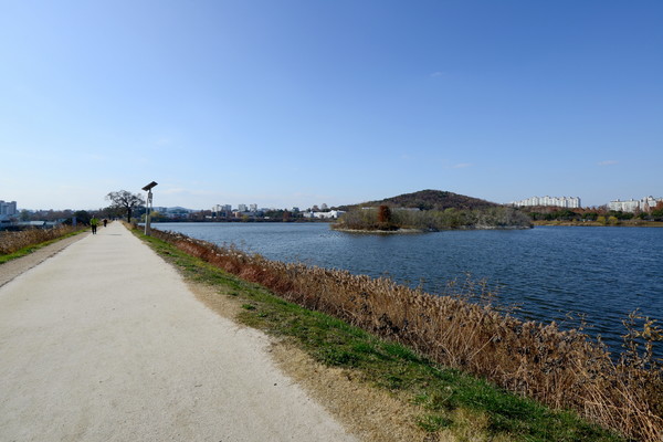 우리나라 농업 연구의 중심지였던 축만제와 여기산 <사진제공=수원시>