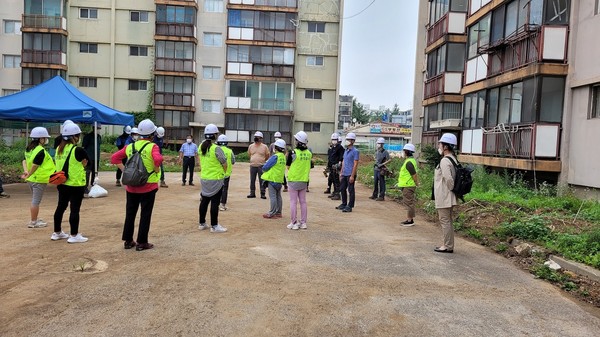 광명시는 관내 재개발·재건축 공사가 많이 진행됨에 따라 시민의 안전을 지키고자 석면안전관리 시민감시단을 구성해 운영하고 있다