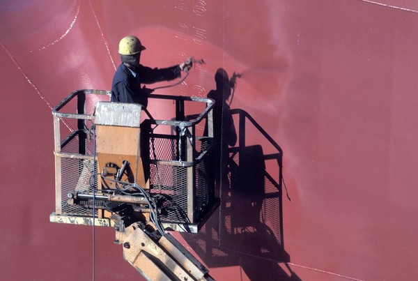 제조사‧조선사는 무용제 도료를 개발하면서 새로 함유된 화학물질의 피부 과민성 문제를 간과했다.