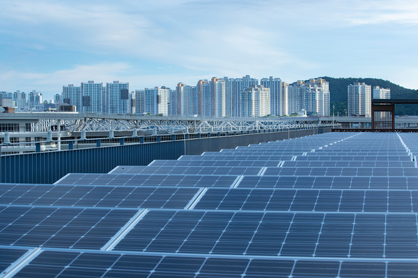 제로에너지건축물 인증 대상 건축물은 제로에너지건축물 3등급 이상 인증을 받아야 하며, 3년간 탄소중립 운영 결과를 환경부로 보고해야 한다.