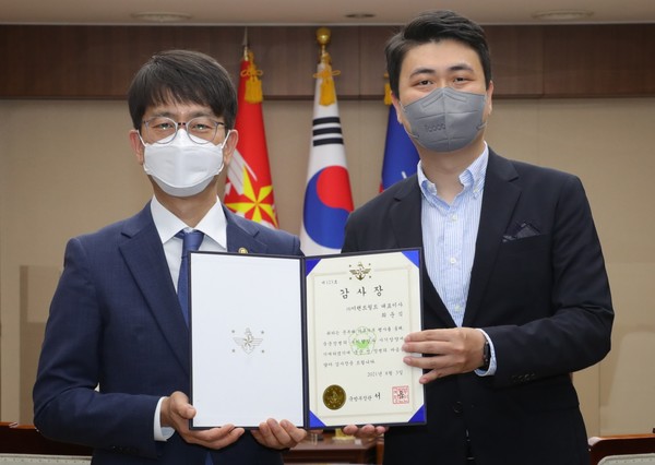 이번 감사장 전달식은 지난 3일 서울 용산구에 위치한 국방부 청사에서 진행됐다. 사진 왼쪽부터 첫 번째 국방부 박재민 차관, 두 번째 이랜드월드 최운식 대표./사진제공=이랜드