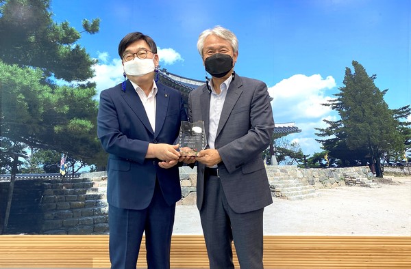 신동헌 광주시장(왼쪽)으로 부터 감사패를 받는 최연 재단 대표이사(오른쪽) <사진제공=한국도자재단>