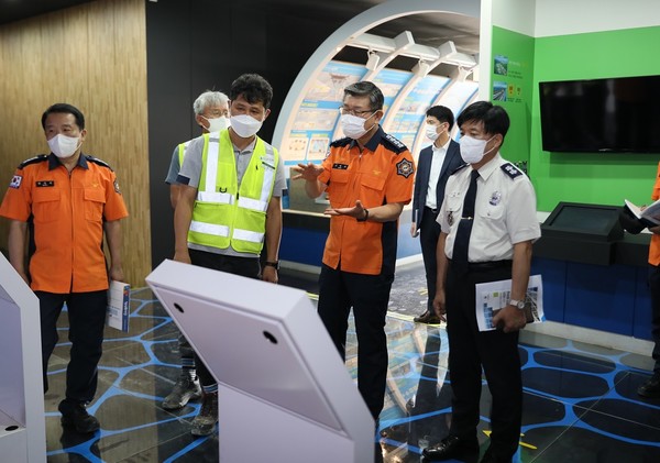 신열우 소방청장(왼쪽 네번째)과 조선호 충남소방본부장(오른쪽 첫번째)이 현장 관계자와 안전 점검을 했다 <사진제공=충청남도>