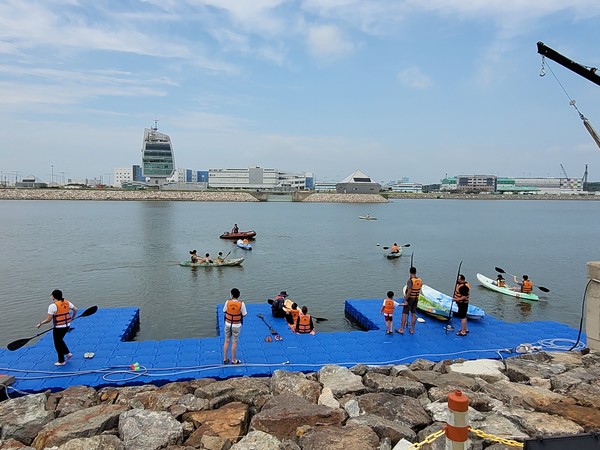 해양소년단인천연맹에서 운용하는 아라뱃길 체험장에서 시민들이 카약 체험을 하고있다.         <사진=김은진 기자>