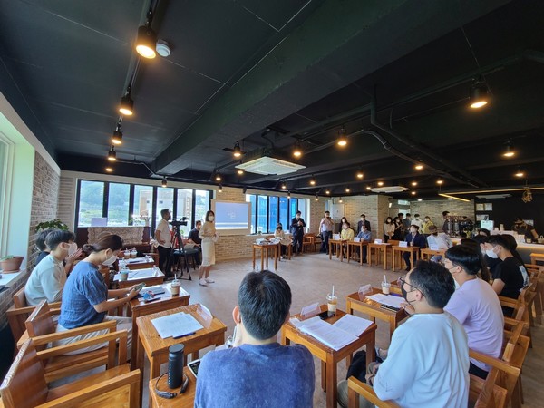 거제시는 행정안전부 공모사업에 선정된 전국 12개 마을 대표들과 ‘지원협의체 창립회의’ 및 ‘성과공유회’를 개최했다.  /사진제공=거제시