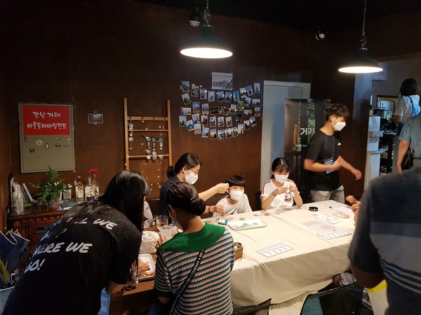  ‘아웃도어 아일랜드’를 주제로 지역을 알아가는 다양한 체험에 함께한 청년들과 지역민 /사진제공=거제시