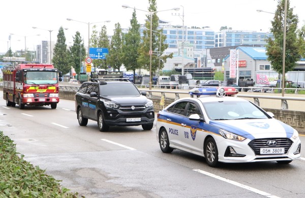 수원남부소방서, 고색역 일대 소방차 길 터주기 훈련 및 캠페인 진행 /사진제공=수원남부소방서