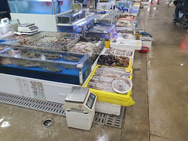 수원시 농수산물도매시장 상가에 배치된 수산물 /사진제공=수원시농수산물도매시장