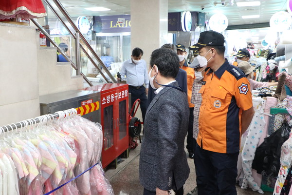 전통시장 방문 안전컨설팅 실시 /사진제공=수원남부소방서