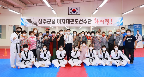 재능나눔수업을 진행한 성주군청 여자태권도 선수단 /사진제공=성주군