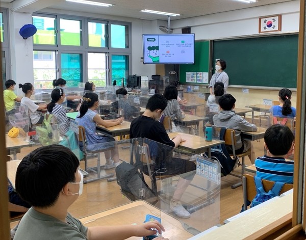 9.6 당서초등학교에서 진행한 강숲생태학교 수업 모습./사진제공=영등포구