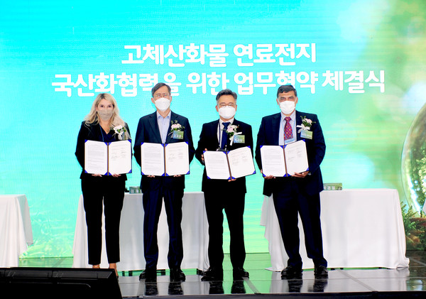 13일 SK에코플랜트, 한국수력원자력, 블룸에너지, 블룸SK퓨얼셀은 ‘고체산화물 연료전지 국산화 촉진 협력’을 위한 4자간 업무협약(MOU)을 체결했다. 사진은 박경일 SK에코플랜트 대표이사(왼쪽 세번째), 셰얼린 무어(Sharelynn Moore) 블룸에너지 부사장 겸 마케팅 최고책임자(왼쪽 첫번째), 정재훈 한국수력원자력 사장(왼쪽 두번째), 랜디 아후자(Randy Ahuja) 블룸SK퓨얼셀 사장(왼쪽 네번째)이 협약서를 들고 기념촬영을 하고 있는 모습./사진제공=SK에코플랜트