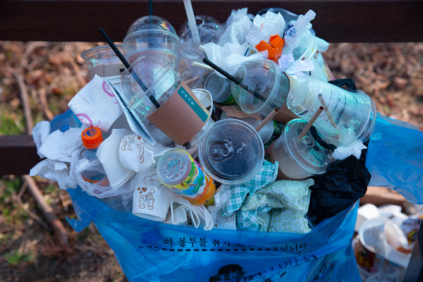 허승은 팀장은 “용기내 캠페인은 책임 있는 정책과 시스템의 변화 없이 개인의 실천과 책임감에 기댈 뿐이라며 다회용기 사용 시스템과 제도가 마련돼야 한다”고 강조했다.