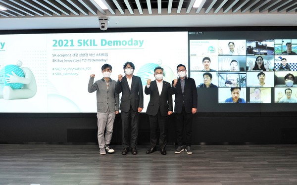 SK에코플랜트가 친환경 분야에 혁신 기술을 가진 스타트업을 모집해 ‘SKIL(SK Innovation Lab) 데모데이’를 진행했다고 18일 밝혔다. 사진은 박경일 SK에코플랜트 대표이사(왼쪽 세번째), 금한승 환경부 탄소중립위원회 사무처장(왼쪽 두번째), 이덕준 D3쥬빌리 파트너스 대표(왼쪽 첫번째) 가 데모데이 행사 이후 기념촬영을 하는 모습./사진제공=SK에코플랜트