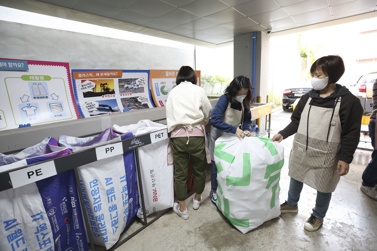 폐현수막 재활용한 '자원수거함' /사진제공=(주)벡스코
