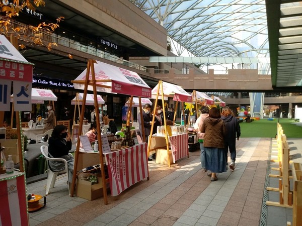 5일 영통구 광교 아브뉴프랑 잔디광장에서 열린 ‘사회적경제 오프라인 나눔장터’ /사진제공=수원시
