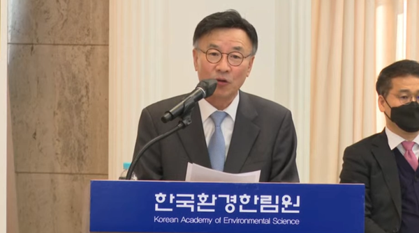 제18차 환경정책심포지엄에서 인사말을 하는 이규용 한국환경한림원 회장 /사진출처=한국환경한림원