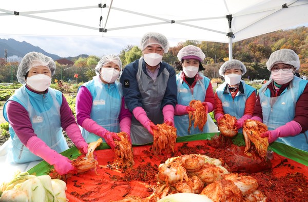 11일 열린 김장과 나눔의 날 행사에 참여한 박준희 구청장./사진제공=관악구
