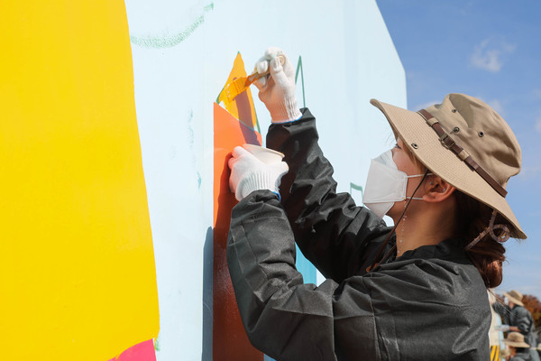 벽화 그리기에 열중인 자원봉사자 대학생 /사진제공=서울시