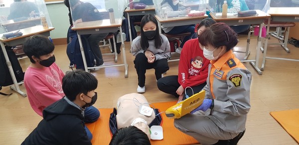 권선여성의용대 119수호천사, 소방안전교육 자동제세동기 사용법 실습 /사진제공=수원남부소방서