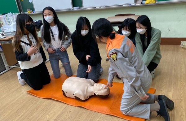 권선여성의용대 119수호천사, 소방안전교육 가슴압박 실습  /사진제공=수원남부소방서