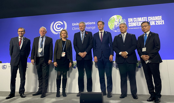 최병암 산림청장(오른쪽)을 비롯한 관계자들이 글로벌 산림 재원 서약 후 기념 촬영을 하고 있다. /사진제공=산림청