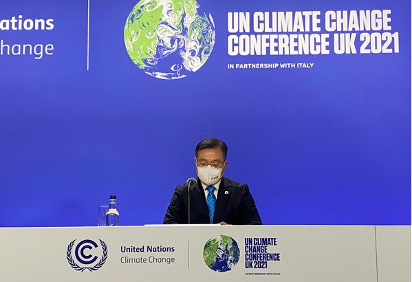 지난 2일 유엔기후변화협약 제26차 당사국총회에서 글로벌 기후변화 재원서약 발표를 하고 있는 최병암 산림청장 /사진제공=산림청