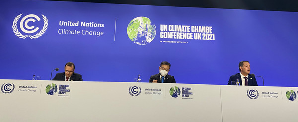 글로벌 산림재원 서약 기자회견에서 차례로 연설하고 있는 에스펜 바스 아이드 노르웨이 기후환경부 장관, 최병암 산림청장, 알렉산더 드 크루 벨기에 총리(왼쪽부터) /사진제공=산림청