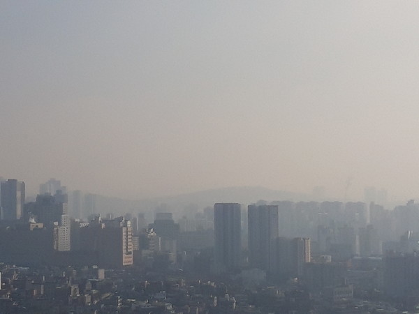 ‘불청객’ 미세먼지가 올해도 어김없이 하늘을 덮었다. 전문가들은 배출원들을 고려한 새로운 접근이 필요하다고 지적했다. /사진=환경일보DB 