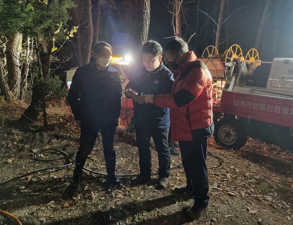 11월 24일 저녁 8시13분경 울산시 울주군 온양읍 운화리 일원 야산에서 산불이 발생함에 따라 오규석 기장군수(사진 맨 오른쪽)는 현장을 방문해 진화를 위한 총력 대응에 나섰다 /사진제공=기장군
