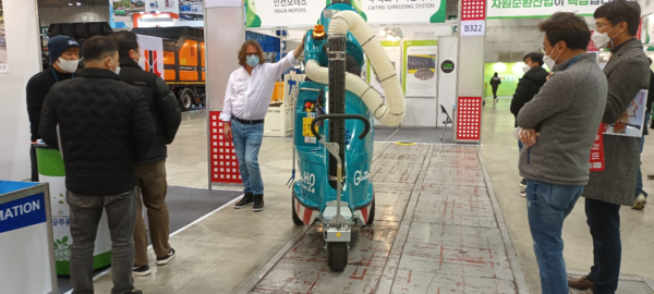 제14회 국제환경장비 및 자원순환산업전(RETECH 2021)이 11월24일 킨텍스에서 개막했다. 기업 전시관에서 친환경 도시진공청소기를 소개하는 한 외국기업 관계자 /사진=김인성 기자