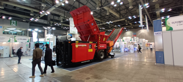 페리투스이큅먼트(주)의 파쇄기는 재활용 공정의 효율성을 높여 준다. /사진=김인성 기자