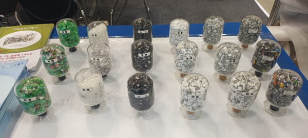 초분광 카메라로 선별된 폐플라스틱 /사진=김인성 기자