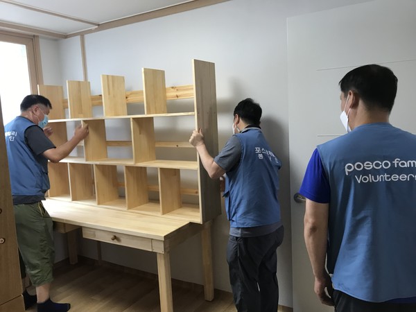 포스코 가구봉사단이 저소득 가정에 가구를 설치하는 봉사를 진행하고있다. <제공=남동구>