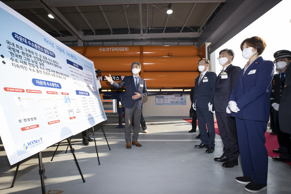 시설현황 보고받는 한정애 환경부장관과 서욱 국방부장관 : 한정애 환경부장관과 서욱 국방부장관이 26일 오후 대전 유성구 자운대 수소충전소 준공식에 참석해 현장을 둘러보며 관계자로부터 충전소 설비 등에 대한 설명을 듣고 있다. /사진제공=환경부