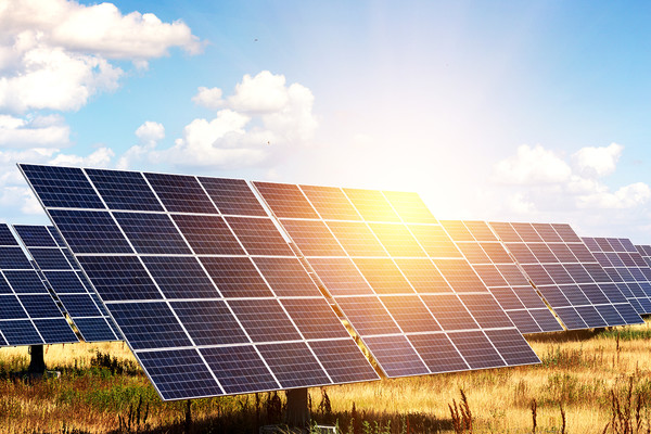 태양광발전시설에 대한 지나치게 엄격한 이격거리 규정은 재생에너지 확충을 가로막는 장애물이 된다. 반대로 아무런 규제도 없다면 새로운 형태의 환경분쟁을 유발한다.