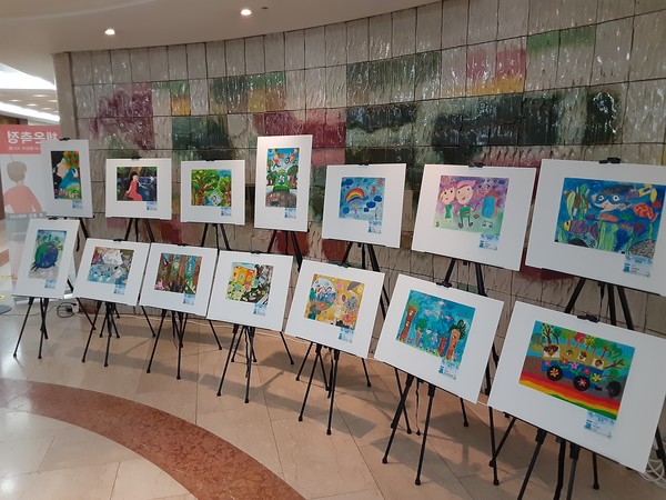 행사장 입구에 전시된 그림 공모전 수상작들 /사진=최용구 기자