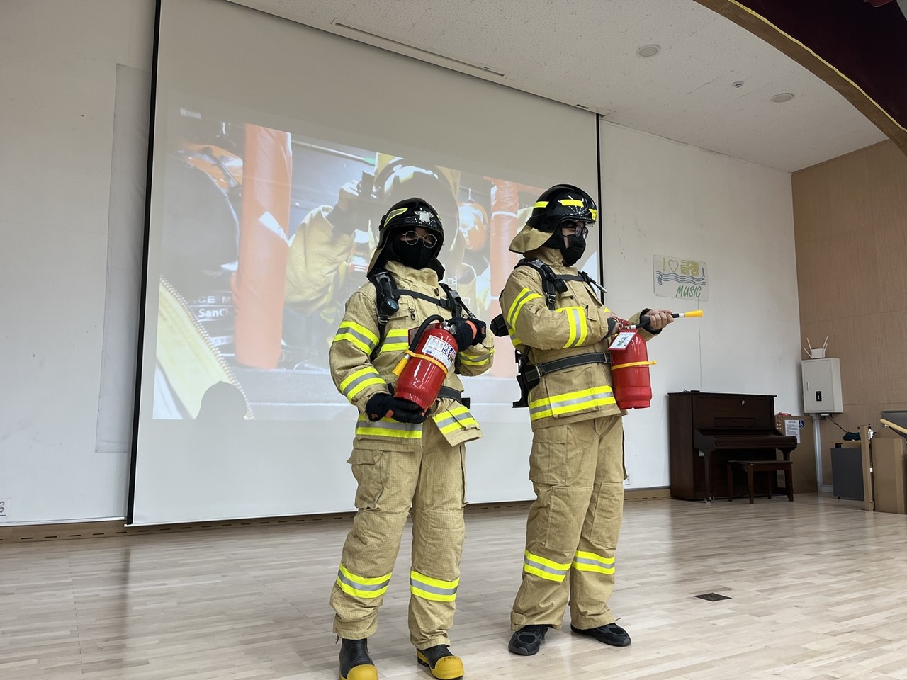 소방장비 착용 및 소화기 사용법 시범 /사진출처=부산금정소방서