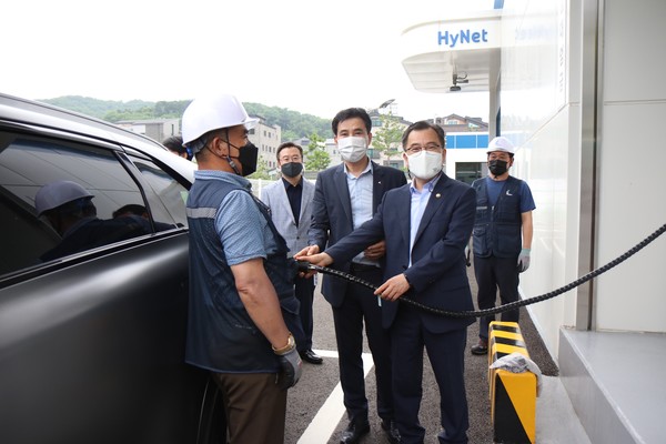 내년에는 수소차 2만 8천대, 전기차 20만 7천대를 보급하고, 충전 기반시설(인프라) 확충에도 총력을 다한다. /사진제공=환경부