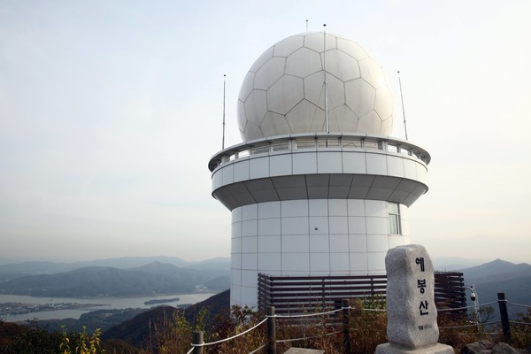 환경부는 2025년까지 울산 등 7곳에 소형 강우레이더를 설치해 돌발 집중호우 감시를 통한 선제적인 홍수대응 효과를 기대하고 있다. /예봉산 강우레이더, 사진=환경일보DB