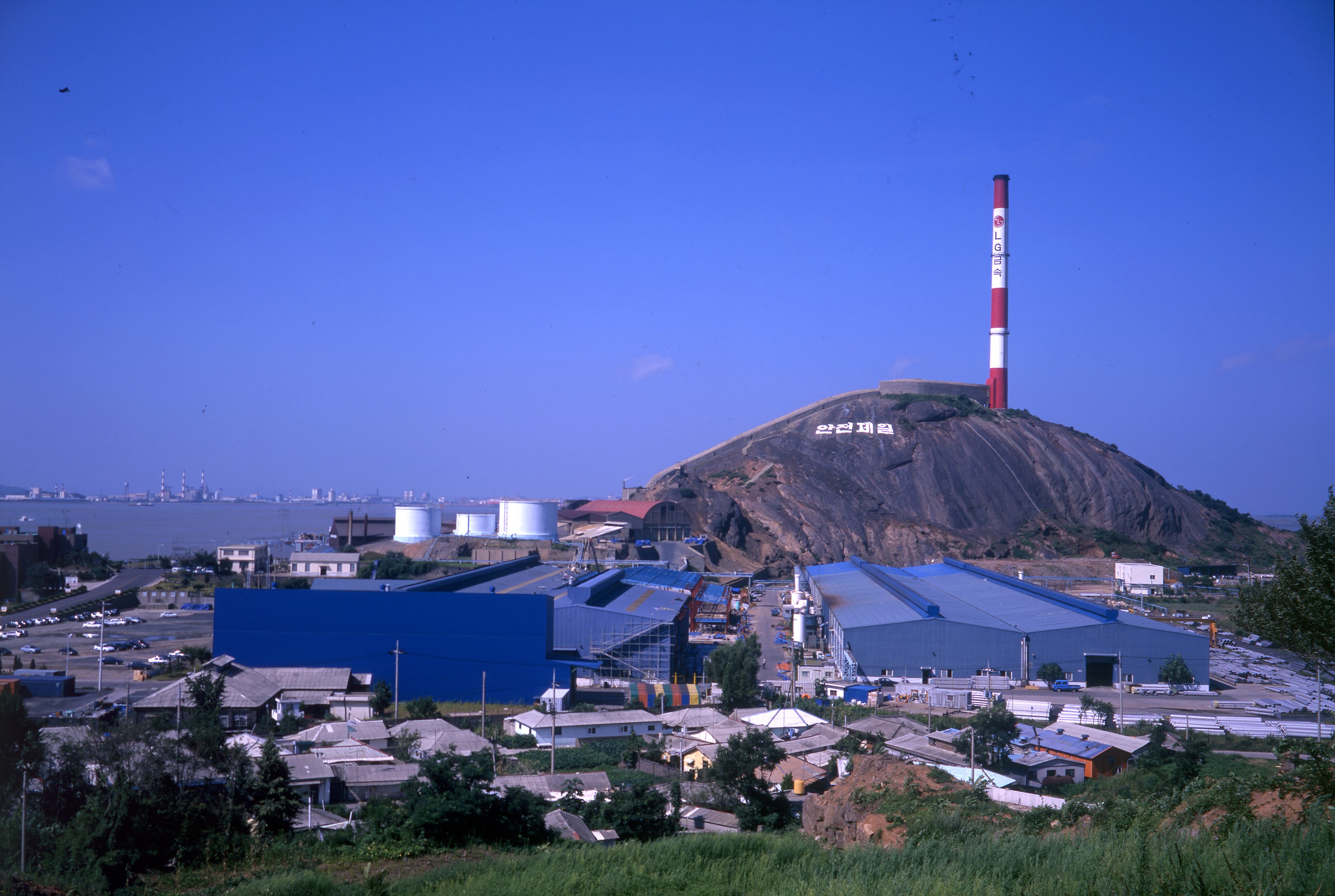 옛 서천 장항제련소 주변 오염정화토지(브라운필드) 내 국‧공유지를 활용해 사육 포기된 곰이나 유기된 야생동물 등을 보호할 수 있는 공간을 조성한다.