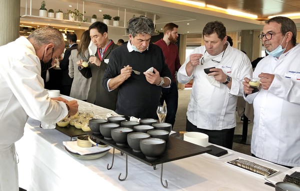 미슐랭 1스타 아르노 비엘 셰프(좌측)가 캐비어와 깻잎장아찌를 곁들인 감자수프와 간장 육수를 곁들인 로브스터 요리 등을 선보이고 있다. /사진제공=한국농수산식품유통공사