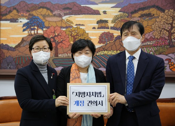 군포시의회 성복임 의장이 9일 국회 행안위 서영교 의원장을 만나 지방자치법 개정 건의서를 전달했다. /사진제공=군포시의회