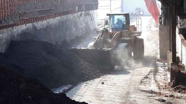 농진청은 16일 겨울철 품질 좋은 퇴비 생산 위한 관리에 유의해 주길 당부했다. 위 사진은 퇴비 교반 작업을 하는 모습 /사진제공=농진청