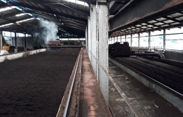 새로운 분뇨를 퇴비단에 넣을 때는 수분 함량을 60% 내외로 조절한다. 위 사진은 기계 교반식 퇴비단 /사진제공=농진청