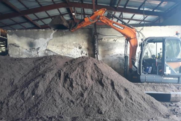 퇴적식 시설에서는 추운 날 뒤집기를 자제하고, 2∼3일간 따뜻한 날이 이어지는 시기에 맞춰 한낮에 실시해야 한다. 위 사진은 퇴비 후숙 시설 /사진제공=농진청