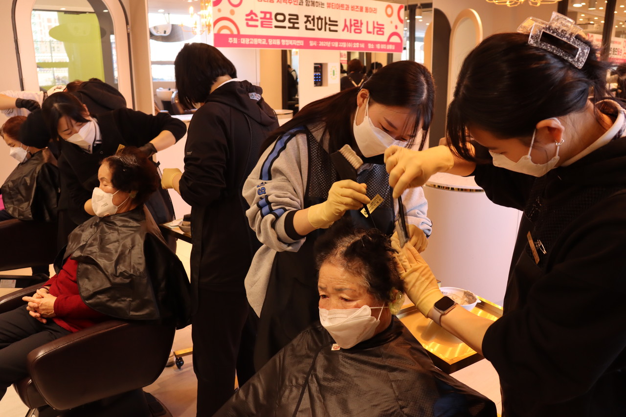 흰머리 염색 등 미용 봉사활동 현장 /사진제공=부산시교육청