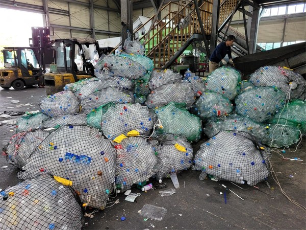 12월25일부터 전국 단독주택 지역에서 투명페트병 별도 분리배출 제도를 본격적으로 시행한다. /사진제공=환경부